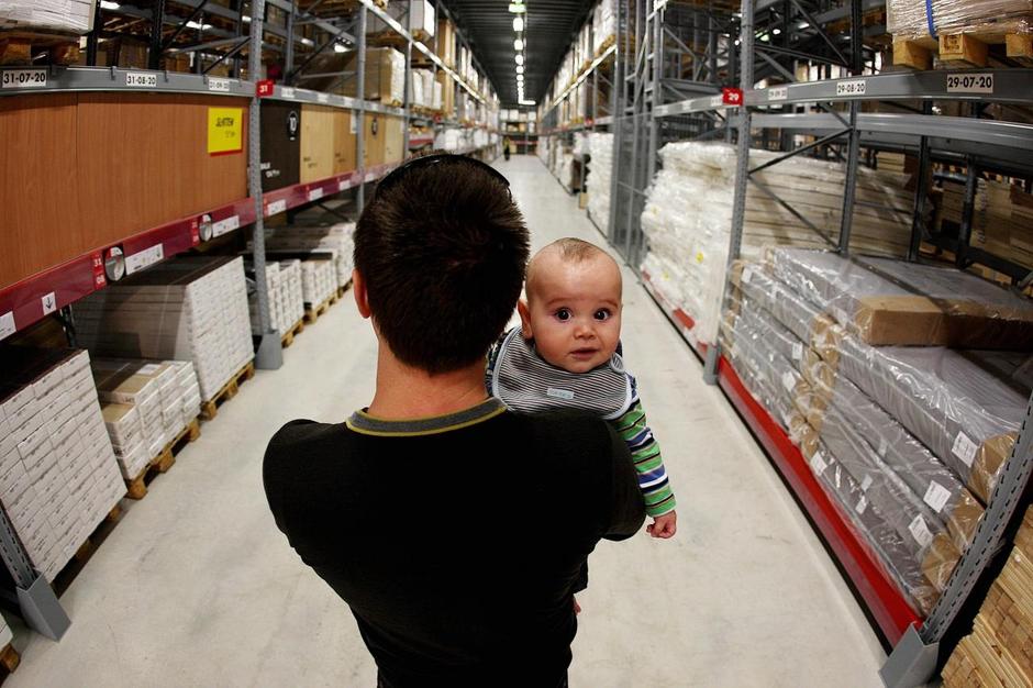 Tata s bebom u Ikei | Author: Julien Behal/Press Association/PIXSELL
