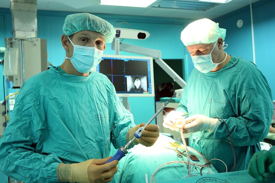Kirurzi tijekom operacije | Author: Goran Stanzl (PIXSELL)