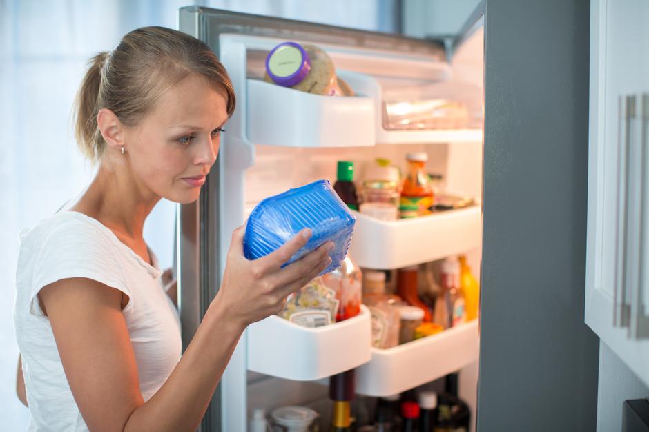 Žena provjerava rok trajanja namirnice iz hladnjaka | Author: Thinkstock