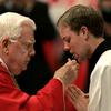 Bernard Law daje hostiju mladom svećeniku u Rimu