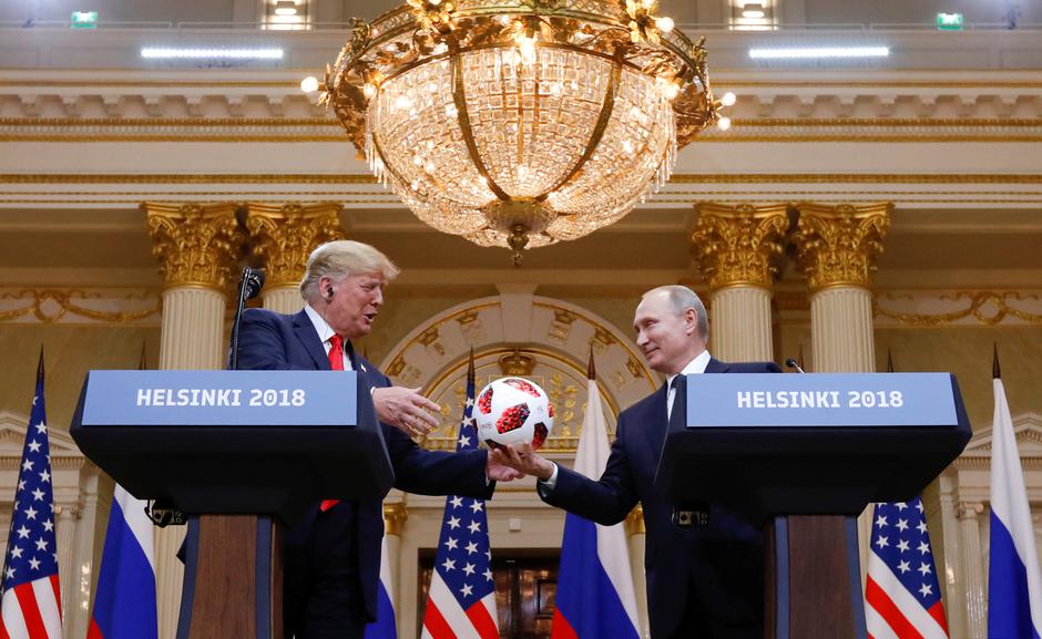 Vladimir Putin poklonio Donaldu Trumpu nogometnu loptu na samitu u Helsinkiju | Author: KEVIN LAMARQUE/REUTERS/PIXSELL