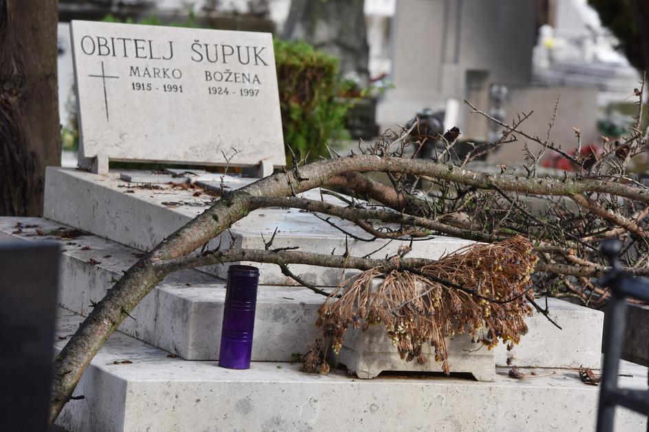 Zadar: Radnici saniraju štetu na gradskom groblju kako bi ga osposobili za pokope