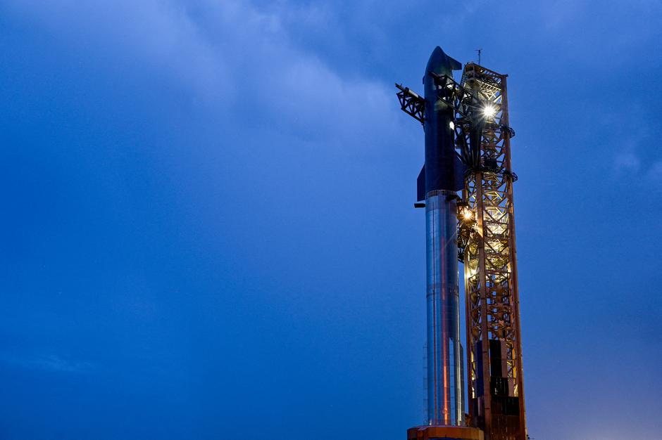 A SpaceX Starship spacecraft sits atop a super heavy booster at the launch pad before its scheduled tenth test flight, in Starbase | Author: Steve Nesius