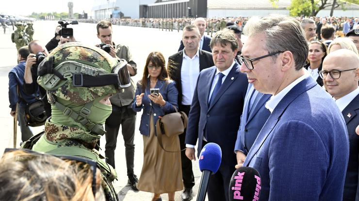 The demonstration of the capabilities of the Serbian Armed Forces "Flag 2024" was held at the military airport "Colonel-Pilot Milenko Pavlovic" in Batajnica.Prikaz sposobnosti Vojske Srbije "Zastava 2024" odrzan je na vojnom aerodromu "Pukovnik-pilot Mi