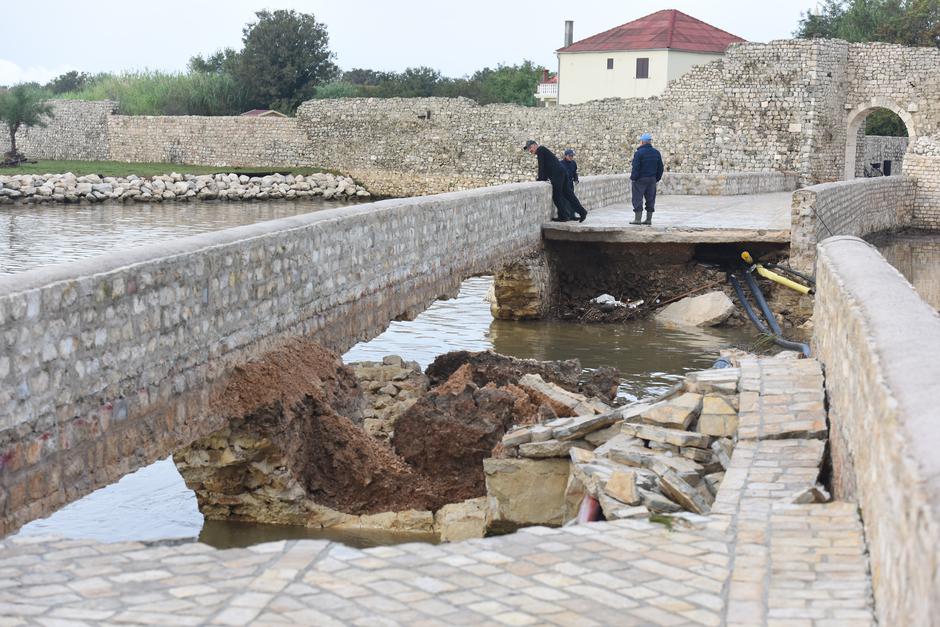 Nin: Pod bujicom vode srušena oba mosta koja povezuju stari grad | Author: Dino Stanin/PixSell