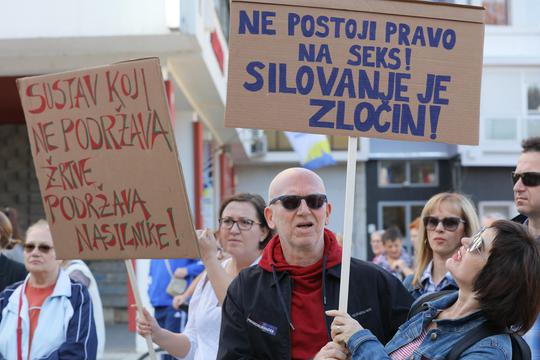 U Osijeku održan prosvjed "Pravda za djevojčice"