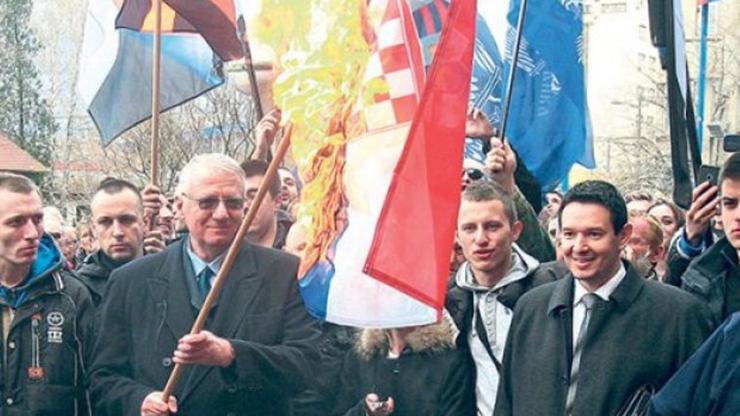 Vojislav Šešelj pali hrvatsku zastavu