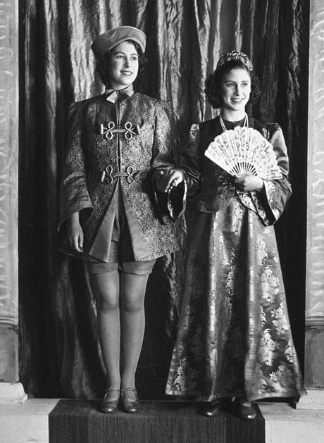 Elizabetha II i sestra Margareth u predstavi