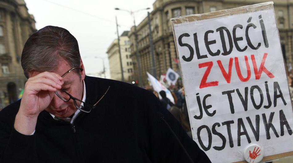 Propao Vu&ccaron;i&cacute;ev posao stolje&cacute;a: Kako se ulizivao Trumpu pa dobio 'ko&scaron;aricu'