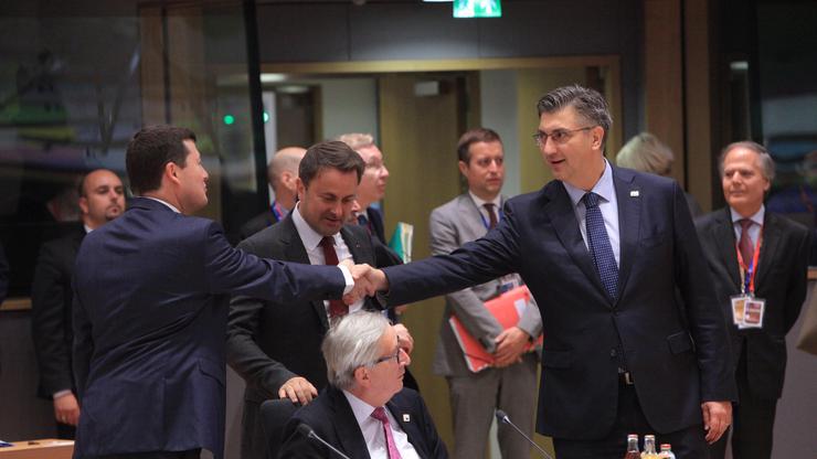 Martin Selmayr i Andrej Plenković rukuju se iznad glave Jean-Claude Junckera