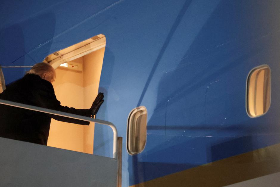 U.S. President Donald Trump boards Air Force One for travel to the World Economic Forum in Davos | Author: Jonathan Ernst