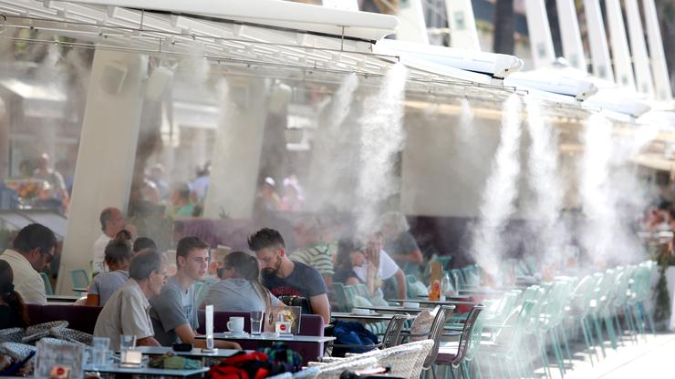 Split: Prskalice u kafiću na rivi osvježavaju goste