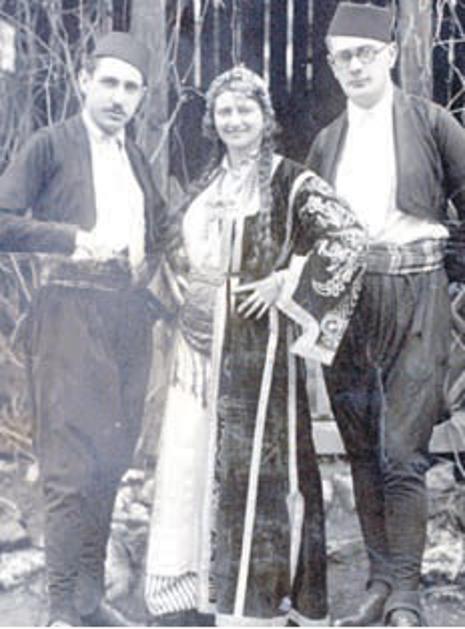 Viktor Kolman, supruga Helena Kolman i Avdo Prohić na nekoj zabavi 30-ih svi u muslimanskim nošnjama