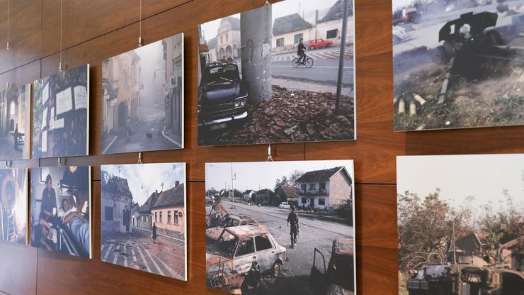 Vukovar: Otvorenje multimedijalne izložbe ratne fotografije "Vukovar 91"