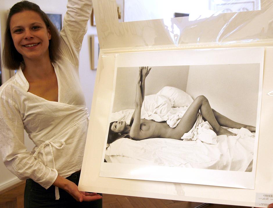 Carla Bruniová, fotografie, akt 'Carla Bruni in Bed' | Author: 