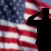 Američki vojnik salutira zastavi