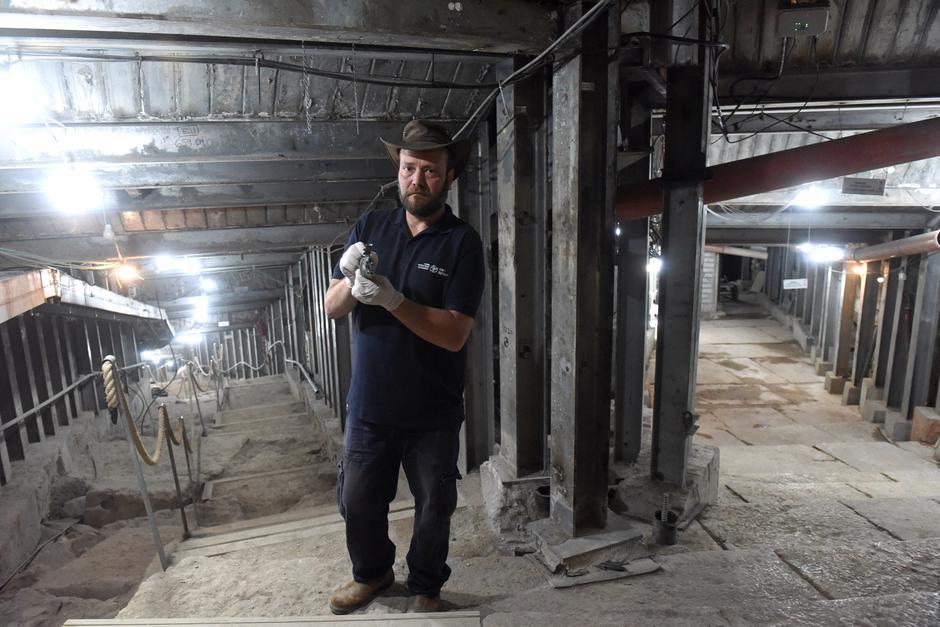 The Israel Antiquities Authority Discovers A Rare Bronze Oil Lamp In Jerusalem | Author: Profimedia