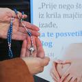 Ispred bolnice moli se za žene koja dolaze na pobačaj