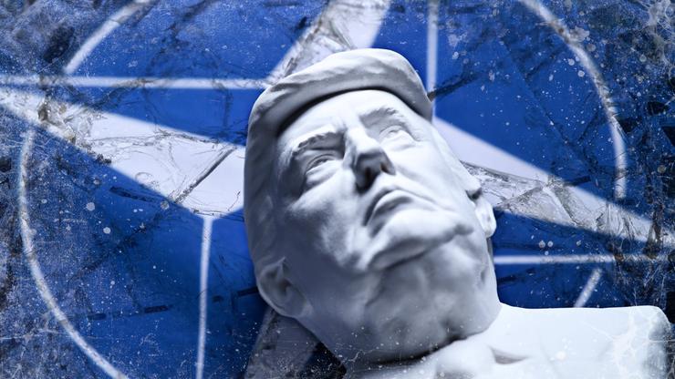 FOTOMONTAGE, Büste von US-Präsident Donald Trump auf gebrochener NATO-Fahne *** PHOTOMONTAGE, Bust of US President Donal