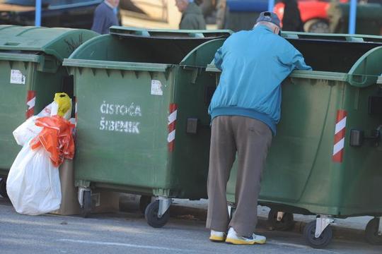 Siromašni građani u kontejnerima traže hranu