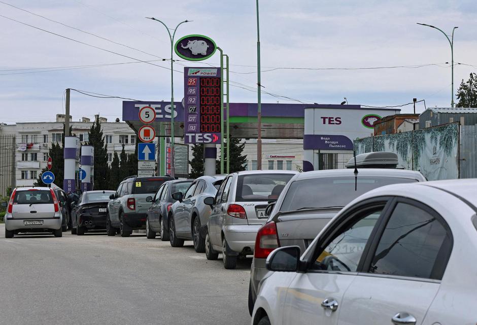 FILE PHOTO: Cars queue for fuel at a gas station in Sevastopol | Author: STRINGER/REUTERS