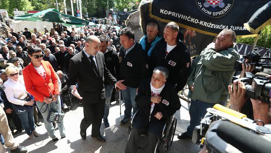 Tomo Medved i šatoraši