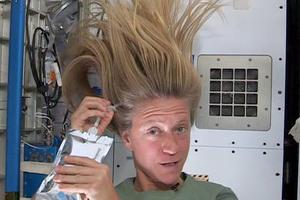 Karen Nyberg pere kosu u svemiru
