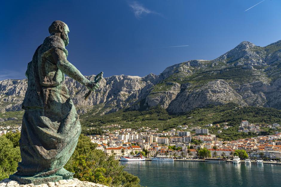 Stadtansicht Makarska Statue des Heiligen Petrus vor der Stadtansicht Makarska und das Biokovo Gebirge, Kroatien, Europa | Author: Profimedia
