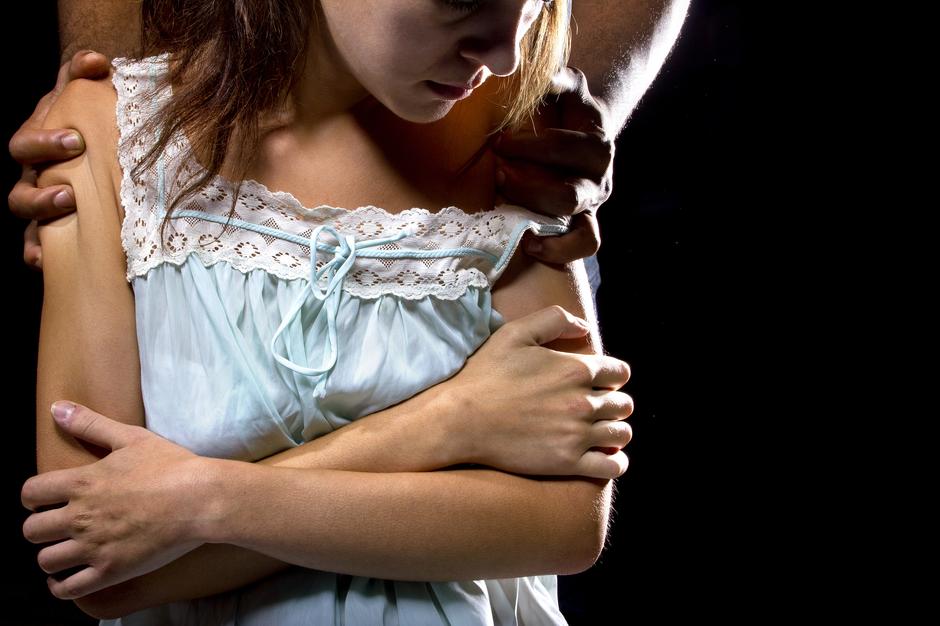 Mlada djevojka koju nasilno drži muškarac | Author: Thinkstock