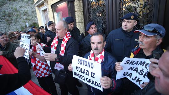 Desničarski prosvjed protiv predstave u HNK u Splitu