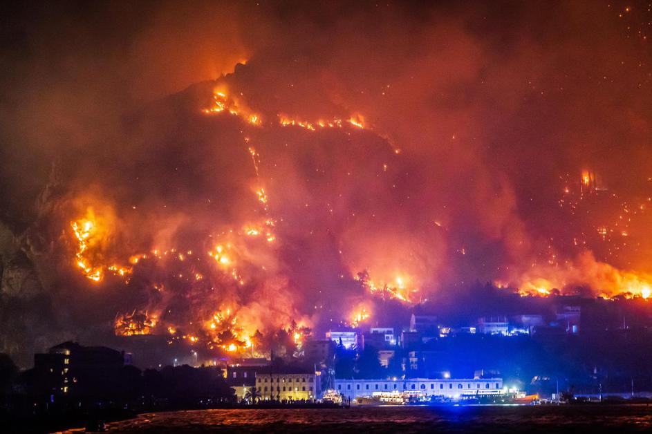 Omiš:  Pogled na Omiš sa ušća Cetine