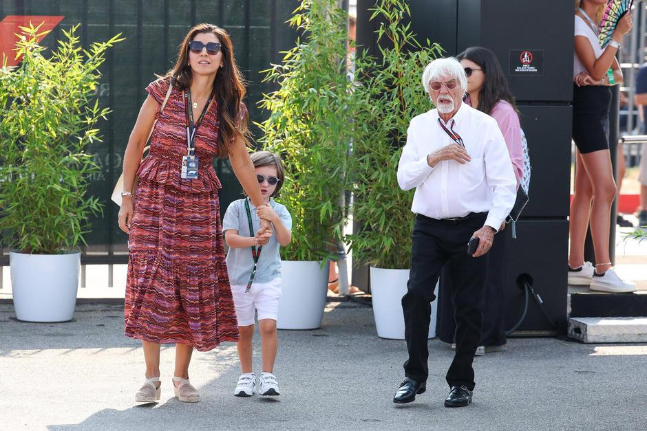 Ex-Formel-1-Boss Bernie Ecclestone mit seiner dritten Ehefrau Fabiana Flosi und dem gemeinsamen Sohn kommt im Fahrerlage | Author: IMAGO/kolbert-press/Christian Ko