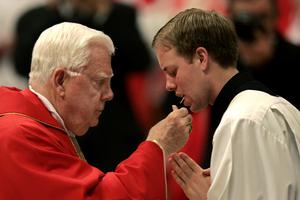 Bernard Law daje hostiju mladom svećeniku u Rimu