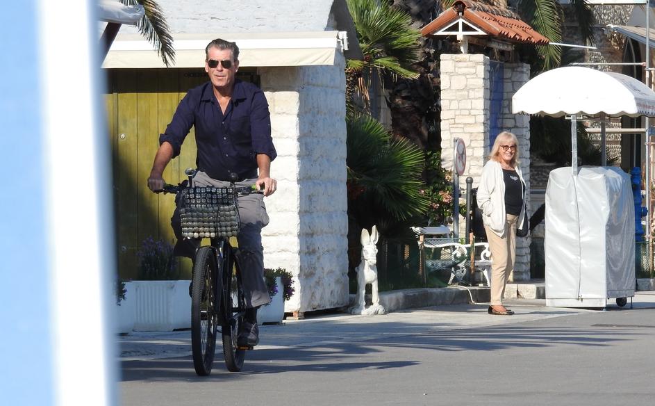 Pierce Brosnan na biciklu u Visu