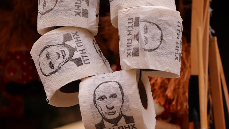 Toaletni papir s likom Vladimira Putina - prizor iz Ukrajine