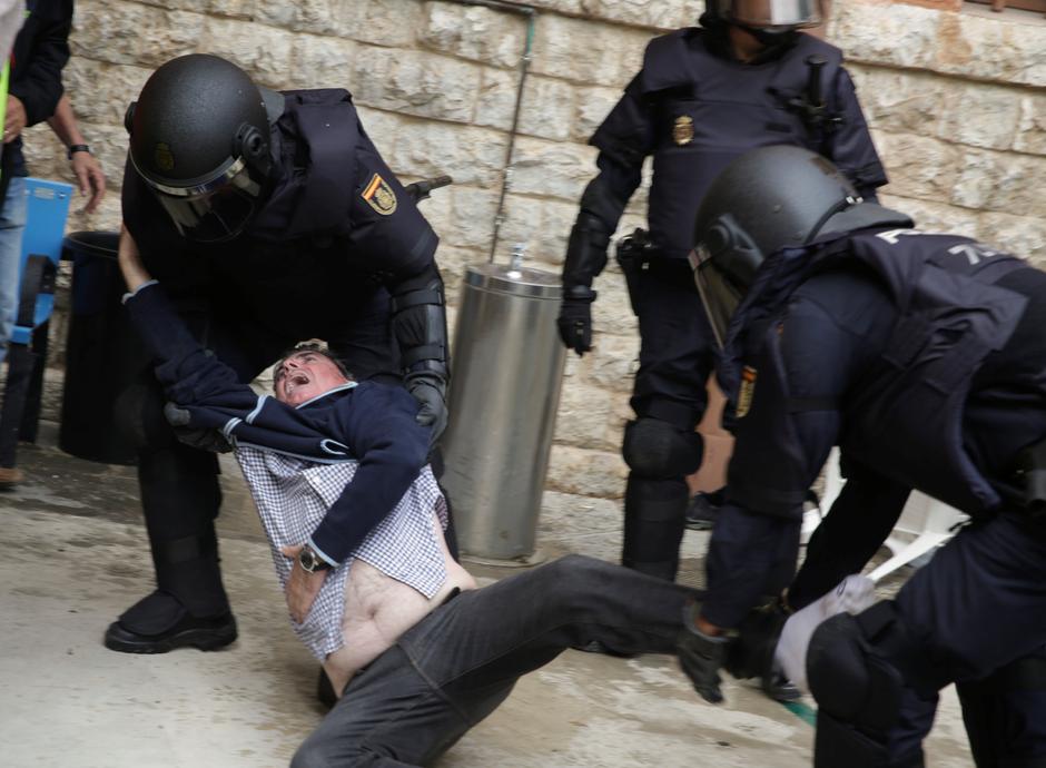 Policija privodi prosvjednike | Author: STRINGER/REUTERS/PIXSELL
