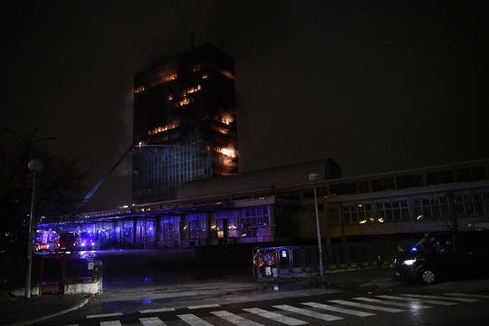 Zagreb: Požar guta  Vjesnikov neboder