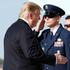 Donald Trump ulazi u Air Force One