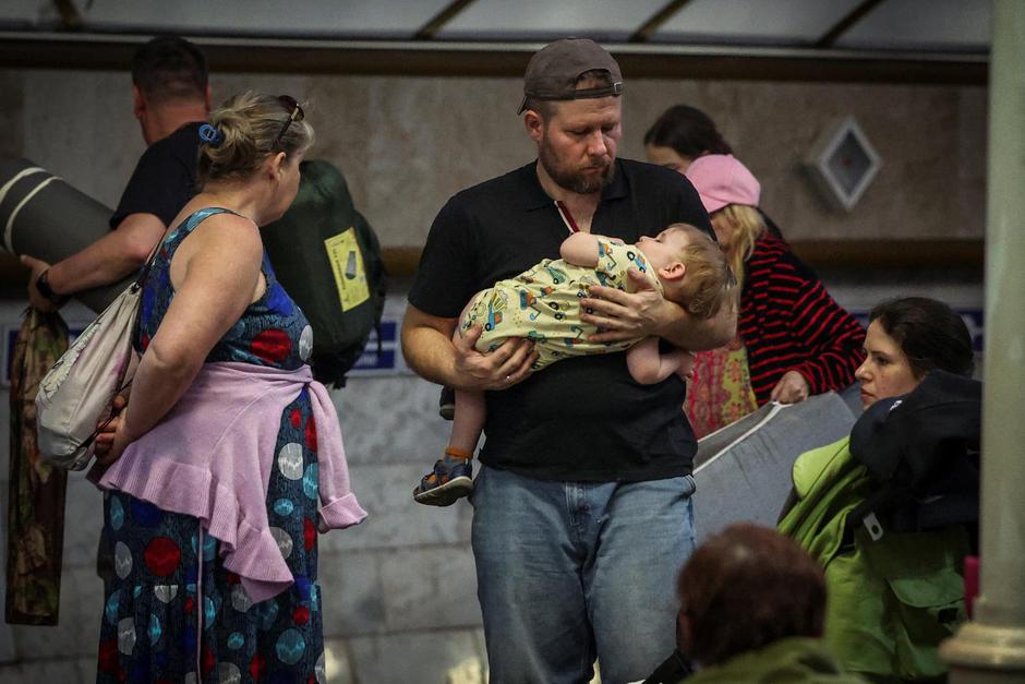People take shelter inside a metro station during an overnight Russian missile and drone attack, in Kyiv | Author: ALINA SMUTKO/REUTERS