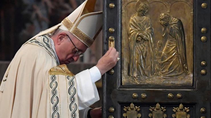Papa Franjo zatvara vrata bazilike Sv. Petra