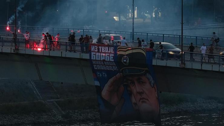 Novi Sad: Grupa građana okupila se na Varadinskom mostu kako bi odala počast  ratnom zločincu  Ratku Mladiću