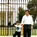 Pablo Escobar sa sinom ispred Bijele kuće