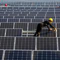 Radnik radi na solarnim panelima u Kini
