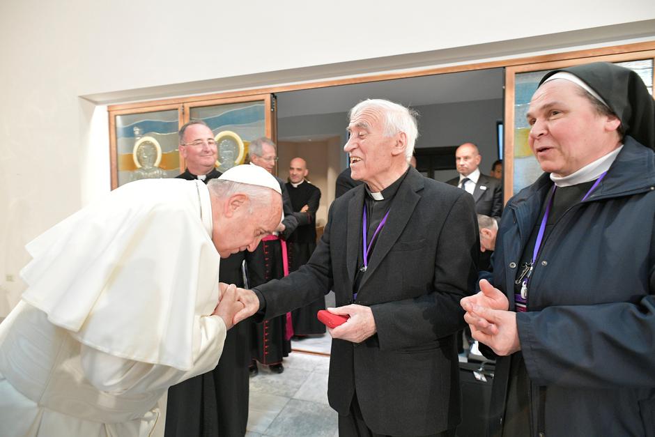 Papa Franjo ljubi ruku svećeniku iz katoličke crkve u Skoplju | Author: VATICAN MEDIA/REUTERS/PIXSELL