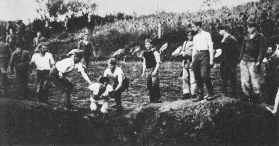 Ustaški stražari ubijaju zatvorenike u logoru Jasenovac | Author: Wikipedia