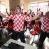 Navijači u Zagrebu u javnoj vatrogasnoj postrojbi prate finalnu utakmicu Hrvatska Francuska