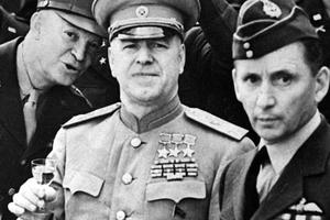 General Dwight Eisenhower (lijevo) i Georgij Žukov (u sredini)