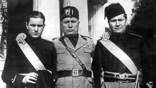 Benito Mussolini sa sinovima