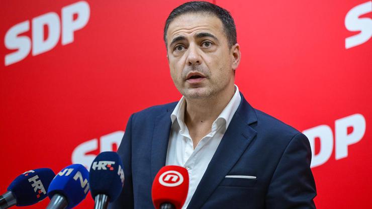 Zagreb: Glasnogovornik SDP-a, Adrian De Vrgna, dao je izjavu za medije nakon sjednice stranke