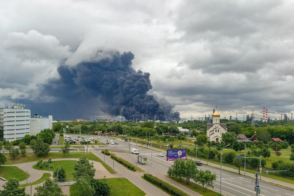 Smoke rises from an oil refinery following a Ukrainian drone attack in Moscow | Author: SOCIAL MEDIA/REUTERS